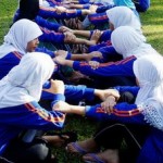 Di Sekolah Berjilbab, di Rumah Buka Aurat