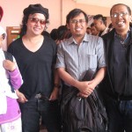 Aku berfoto bersama Andrea Hirata dan guru menulis kami, O. Solihin