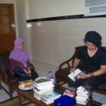 Aku dan Andrea Hrata. Kesempatan langka bisa bertemu dan ngobrol dengannya