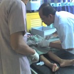 Dokter Maryanto dengan teliti mengkhitan seorang anak