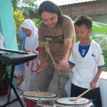 Aku dan kawan lainnya sedang berlatih dibimbing Om Dedy