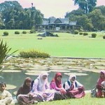 Saya dan para santri serata manajemen Pesantren Media foto bersama di Taman Teratai