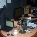 Seorang santri Pesantren Media sedang memandu acara bersama narasumber Ust. O. Solihin di studio Radio MARS 106 FM Bogor