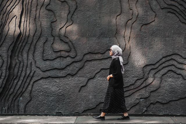 Saudariku, Jangan Kalian Meniru Wanita Jahiliyah Modern!